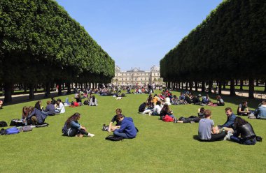 Paris, Fransa - 17 Mayıs 2018: Öğrenciler, Lüksemburg Bahçeleri 17 Mayıs 2018 tarihinde Paris, Fransa'da çim çim üzerinde