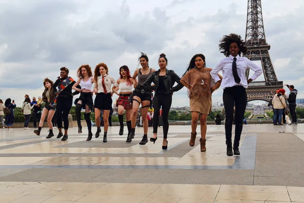 フランス 2018 別の民族性の女の子は 2018 日でパリ フランスの公共の場でダンスを披露します — ストック写真