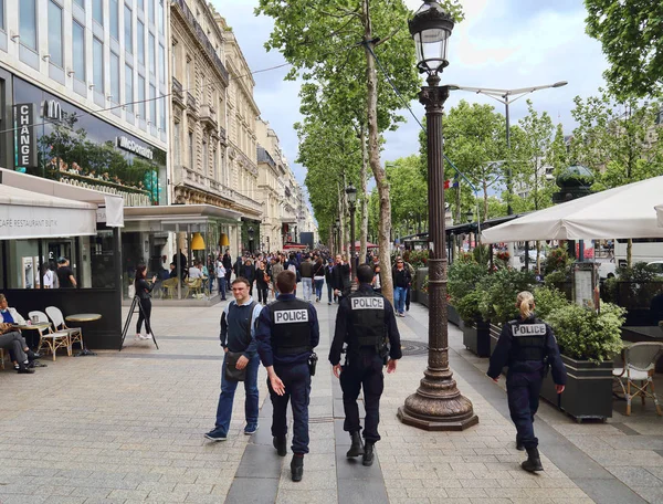 París Francia Mayo 2018 Policías Patrullan Avenue Des Champs Elysees —  Fotos de Stock