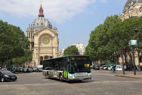 Paris Frankrike Maj 2018 Kollektivtrafik Buss Och Kyrkan Place Saint — Stockfoto