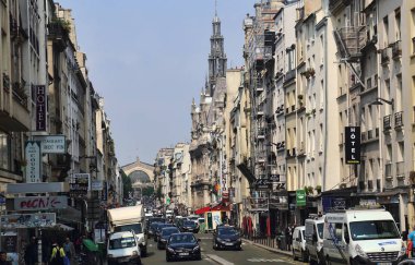Paris, Fransa - 15 Mayıs 2018: Trafik yoğun Rue du Faubourg Saint-Martin cadde üzerinde 15 Mayıs 2018 Paris, Fransa'da araba