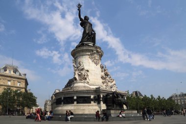 Paris, Fransa - 15 Mayıs 2018: 15 Mayıs 2018 yer de la Republique Paris, Fransa anıt oturan insanlar
