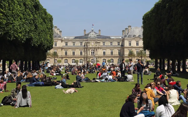 フランス 2018 2018 日にフランス パリのリュクサンブール公園で草の芝生の学生 — ストック写真