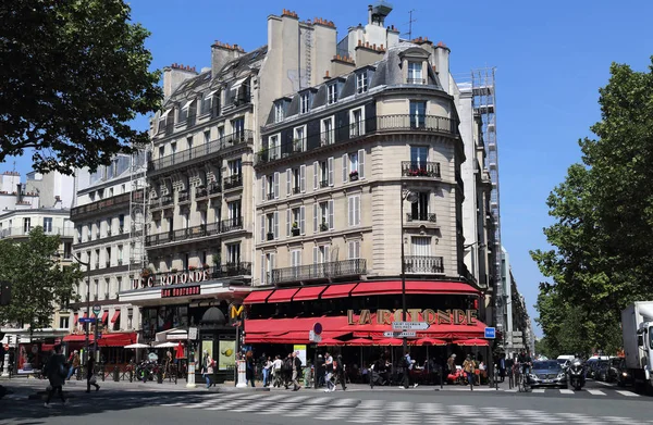 Paris France May 2018 Restaurant Street Corner Traffic Cars Pedestrians — Stock Photo, Image