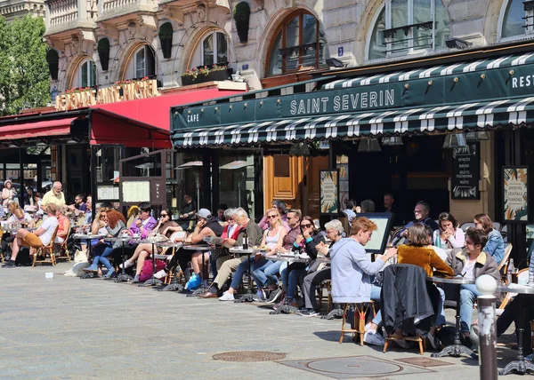 Paris Francja Maja 2018 Ludzie Siedzą Chodniku Kawiarnia Place Saint — Zdjęcie stockowe