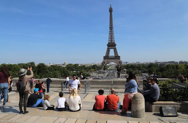 Paris France May 2018 Tourists Take Pictures Eifel Tower Paris — Stock Photo, Image