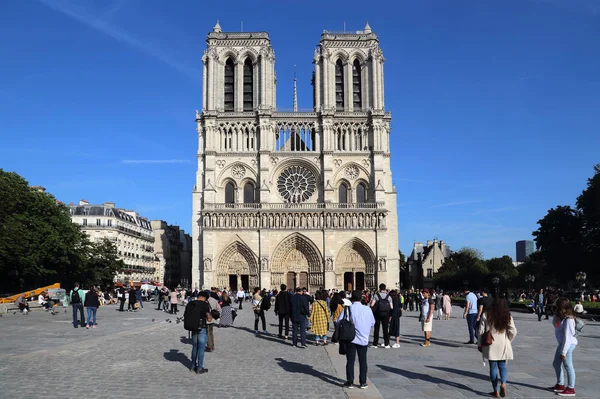 2018 日にパリ フランスで パリのノートルダム大聖堂の前にパリ フランス 2018 観光客 — ストック写真