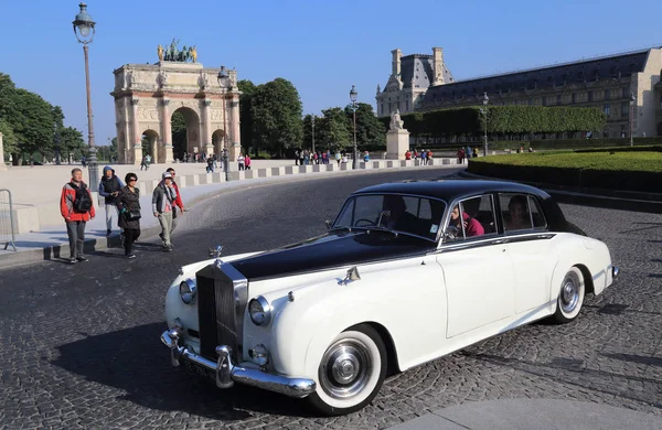 Paris Fransa Mayıs 2018 Turist Bir Rolls Royce Araba Louvre — Stok fotoğraf