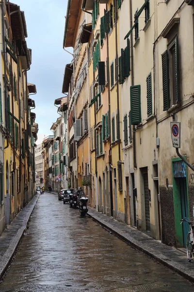 Исторические дома на улице во Флоренции, Италия — стоковое фото