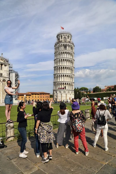 Les touristes posent à la tour de Pise, Italie — Photo