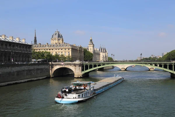 Грузовое судно на Сене в Париже, Франция — стоковое фото