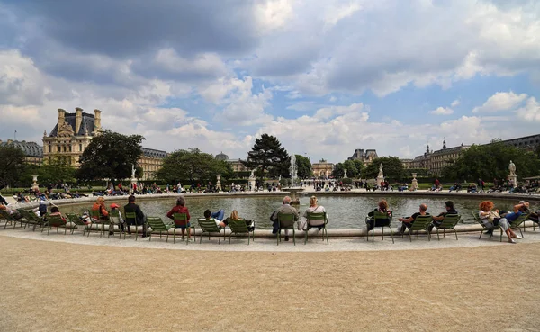 People sit in the Tuileries gardens in Paris, France — Stock Photo, Image