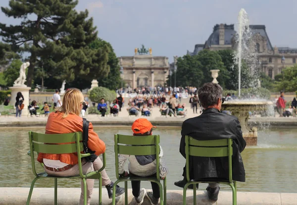 Föräldrar och barn i Paris, Frankrike — Stockfoto