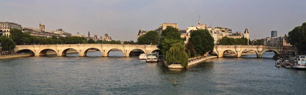 Мосты Парижа — стоковое фото