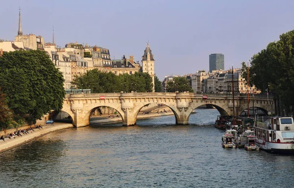 Brug over de rivier de Seine in Parijs, Frankrijk — Stockfoto