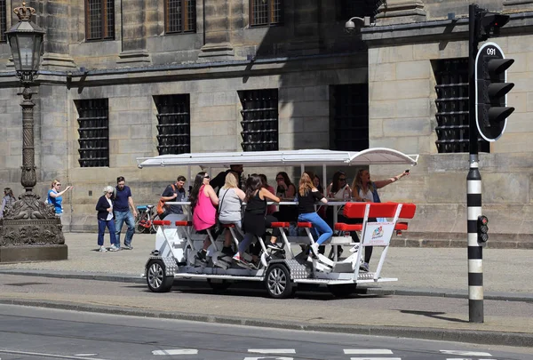 Turistas en bicicleta de cerveza en Amsterdam —  Fotos de Stock