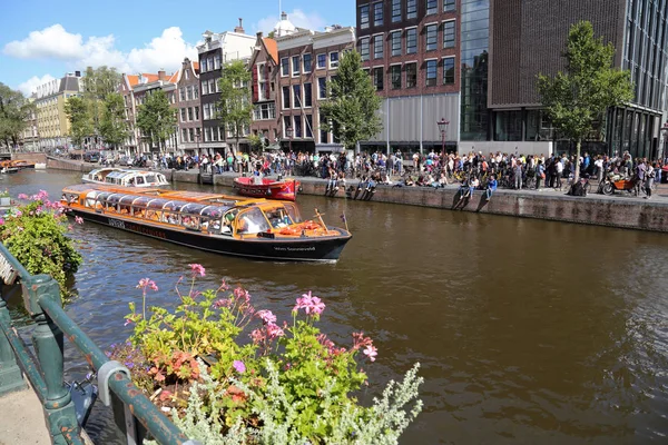 Barco de canal e Museu Anne Frank em Amsterdã, Holanda — Fotografia de Stock