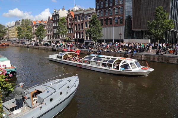 Barco de canal e Museu Anne Frank em Amsterdã, Holanda — Fotografia de Stock