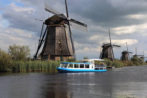 Windmills and tourboat at Kinderijk, Holland — Stock Photo, Image