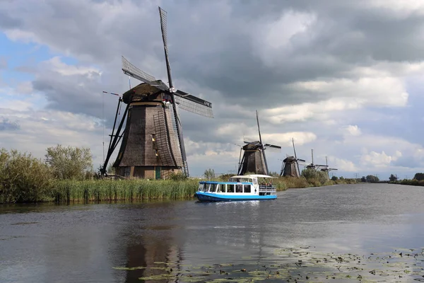 Windmills and tourboat at Kinderijk, Holland — Stock Photo, Image