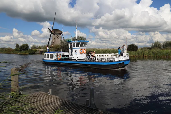 オランダのキンデルダイクの観光ボートします。 — ストック写真