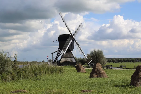 キンデルダイクでの風車と干し草の俵, オランダ — ストック写真