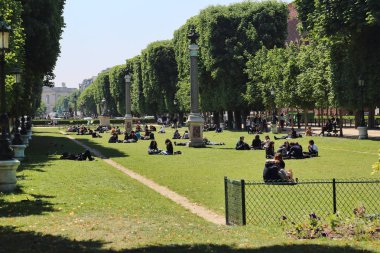 Paris, Fransa, Lüksemburg bahçelerinde öğrenciler