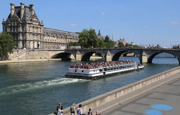 Barco turístico en el Sena en París, Francia — Foto de Stock