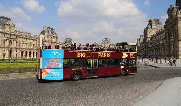 Turistbuss driver förbi Louvren i Paris, Frankrike — Stockfoto