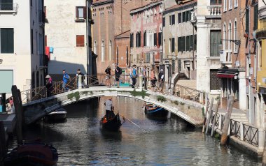dar bir kanal Venedik'te gondol