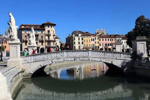 Puente sobre la plaza Prato della Valle en Padua, Italia — Foto de Stock