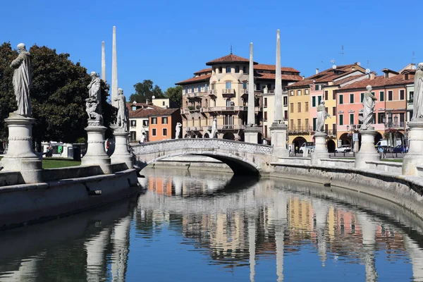 Ponte sulla piazza Prato della Valle a Padova — Foto Stock