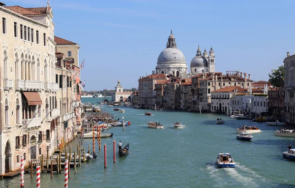 イタリアのヴェネツィアにあるグランド・キャナルのボート — ストック写真