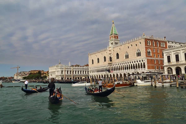 Góndolas y torre de San Marco en Venecia, Italia —  Fotos de Stock