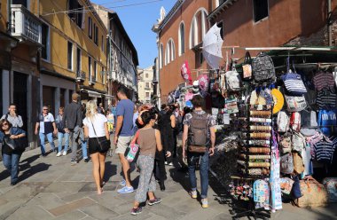 Venedik, İtalya'da turistler ve hediyelik eşya dükkanları