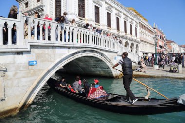 Venedik, Italya 'da bir köprünün altında Gondola geçer