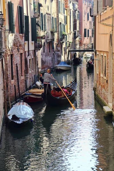 Góndola en un estrecho canal en Venecia — Foto de Stock