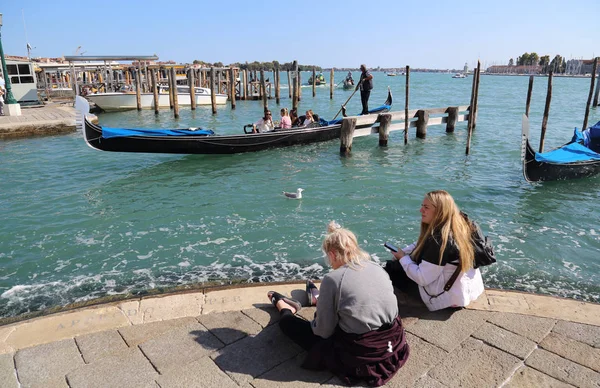 Venedik, Italya 'da bir gondol izlerken kızlar — Stok fotoğraf
