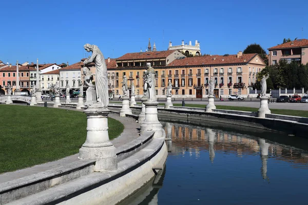 Statue sulla piazza Prato della Valle a Padova — Foto Stock