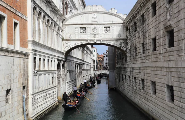 Venedik, Italya 'da yer alan köprüde gondolalar — Stok fotoğraf