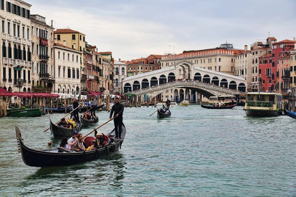 Γέφυρα Ριάλτο σε όλο το μεγάλο κανάλι στη Βενετία, Ιταλία — Φωτογραφία Αρχείου