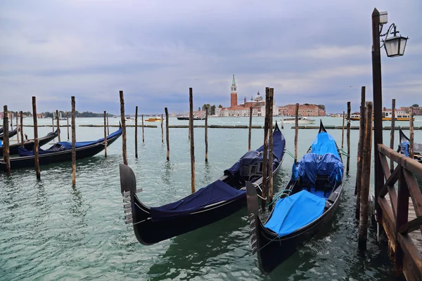 Gondolas et San Giorgio Maggiore île de Venise, Italie — Photo