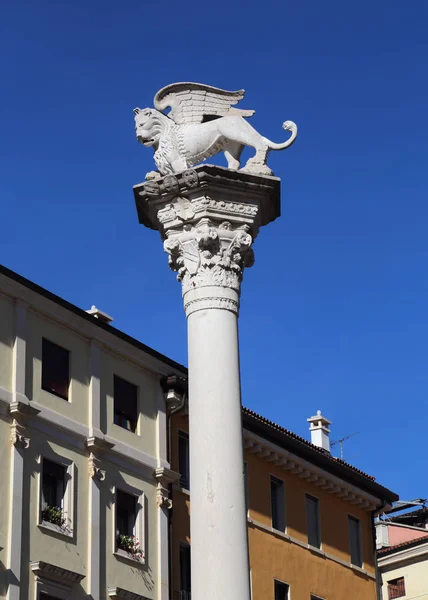 Колона в Пьяцца дей сінорі у місті Віченца, Італія — стокове фото