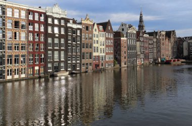 Amsterdam, Hollanda'da bir kanal üzerinde tarihi evler