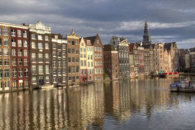 Amsterdam, Hollanda'da bir kanal üzerinde tarihi evler