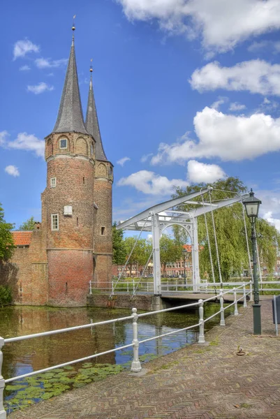 Delft Hollanda Tarihi Merkezinde Oostpoort Kapısı Beraberlik Köprü — Stok fotoğraf