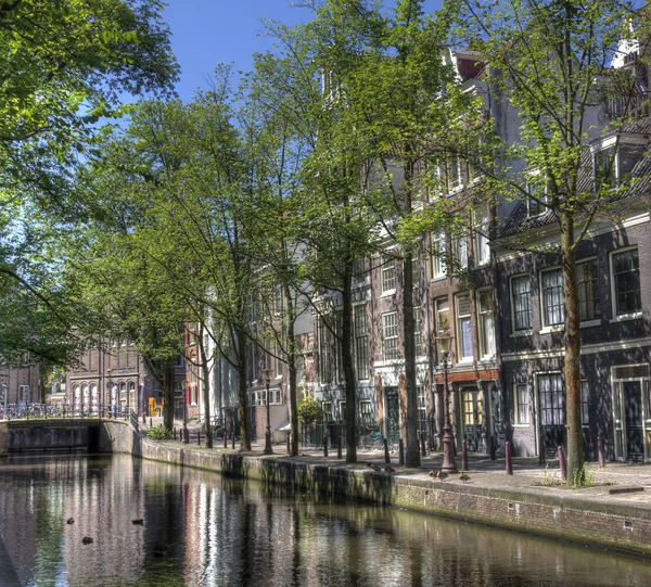 Tranquilo canal de Amsterdam — Foto de Stock