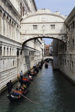 Venedik, Italya 'da yer alan köprüde gondolalar