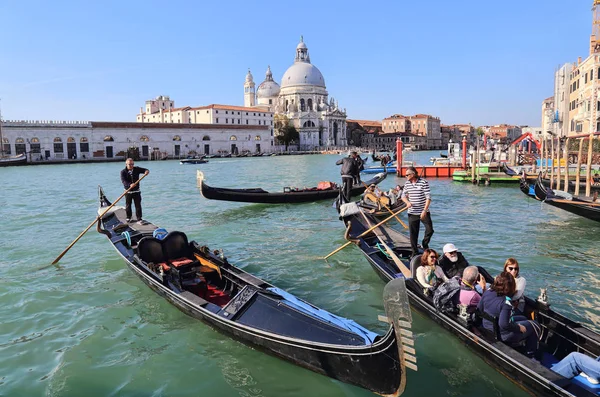 Venedik'te gondol ve gondolcular, İtalya — Stok fotoğraf