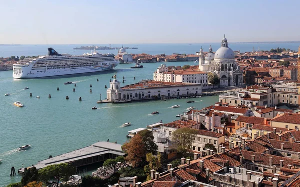 Paisaje urbano de Venecia, Italia, desde la torre del reloj San Marco —  Fotos de Stock